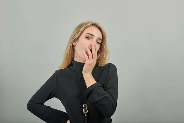 Bostezar en la oficina, cansado, boca abierta, los ojos cerrados parecen aburridos. Dormir. — Foto de Stock