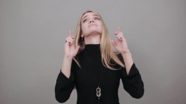 Şans diliyor, dua ediyor, dua ediyor, şans diliyor, zafer için umut diliyor.