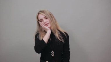 Elele tutuşmak, ellerde dinlenmek, gücenmiş görünmek, huysuz görünmek.