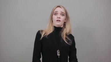 Soyutlanmış arka planda afallamış güzel bir beyaz heyecan ifade eder.