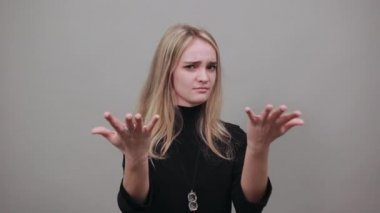 Geniş açık kollar, şüphecilik, güzel bir kadından şüphelenmek. Şaşırmış avuç içleri