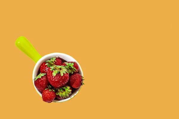 Reife Erdbeeren Einer Kleinen Keramikschüssel Auf Orangefarbenem Hintergrund Blick Von — Stockfoto