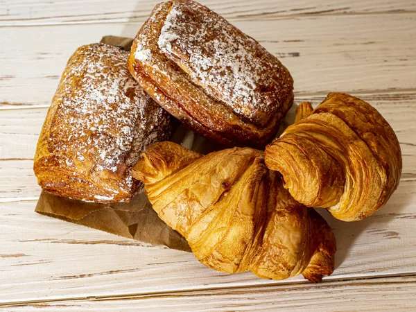 Beyaz bir arka plan üzerinde pudra şekeri ile Puf topuz.