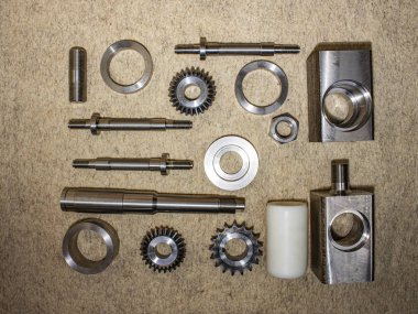 Cnc metal işleme makinelerinde üretilen çeşitli çelik parçalar.