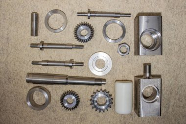 Cnc metal işleme makinelerinde üretilen çeşitli çelik parçalar.
