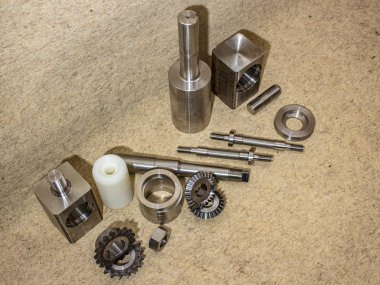 Cnc metal işleme makinelerinde üretilen çeşitli çelik parçalar.