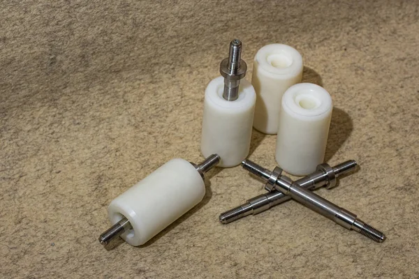 Cilindrische rollers gemaakt van polyacetaal met stalen schacht. — Stockfoto