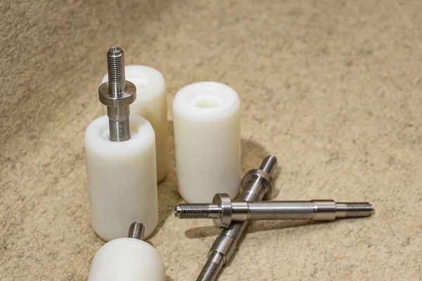 Cilindrische rollers gemaakt van polyacetaal met stalen schacht. — Stockfoto