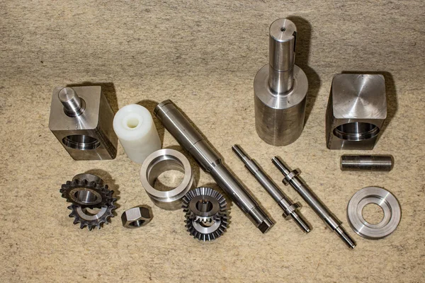 Cnc metal işleme makinelerinde üretilen çeşitli çelik parçalar.