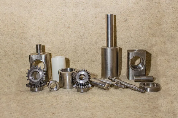 Cnc metal işleme makinelerinde üretilen çeşitli çelik parçalar. — Stok fotoğraf