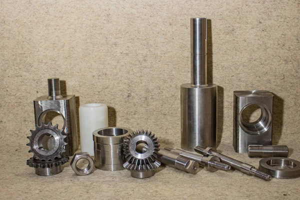 Cnc metal işleme makinelerinde üretilen çeşitli çelik parçalar.