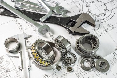 Alet anahtarı ve yemyeşil kalibre taşıyıcıları.