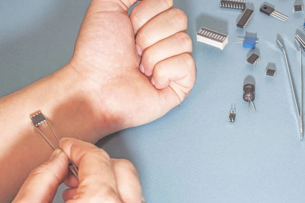 İnsanların yerlerini tespit etmek için genç bir adamın eline bir çip takılır..