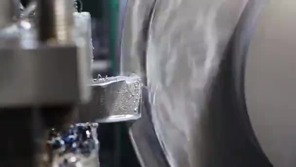 Torna Tezgahında Soğutmadan Çelik Bir Koğuşun Kesimi Yapılır — Stok video