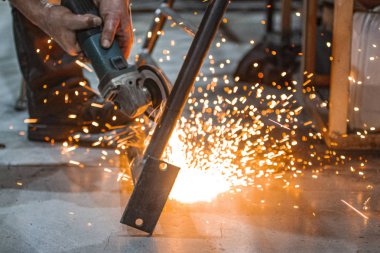 Açı öğütücüsüyle metal yapıları hurdaya çevir.