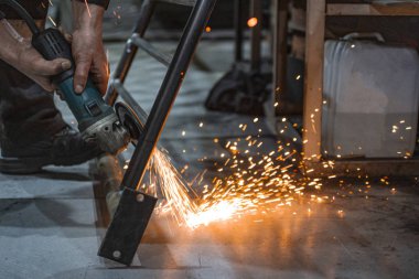 Açı öğütücüsüyle metal yapıları hurdaya çevir.