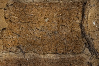 Kırık alçılı kil bloklar duvarı.