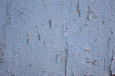 Arka planda mavi boya eski bir kapıda soyuluyor.