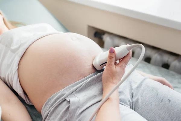 Una Niña Embarazada Está Haciendo Una Ecografía Del Abdomen Clínica — Foto de Stock