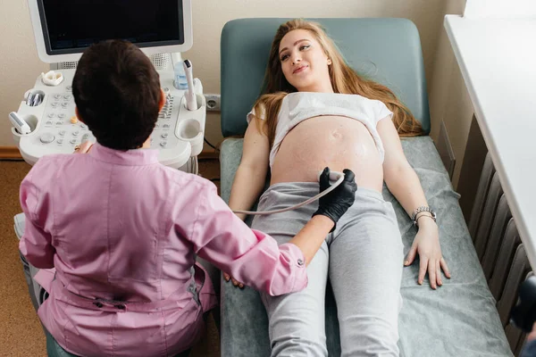Těhotná Dívka Podstoupí Klinice Ultrazvuk Břicha Lékařské Vyšetření — Stock fotografie