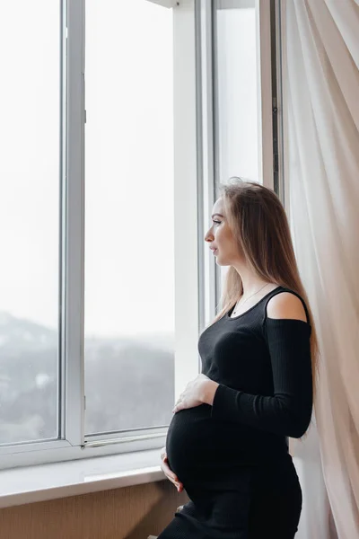 Una Ragazza Incinta Respira Aria Fresca Dalla Finestra — Foto Stock