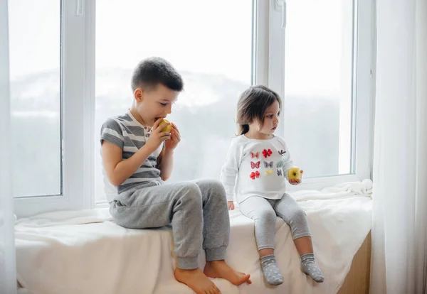 Hermano Hermana Están Sentados Alféizar Jugando Comiendo Manzanas Felicidad — Foto de Stock