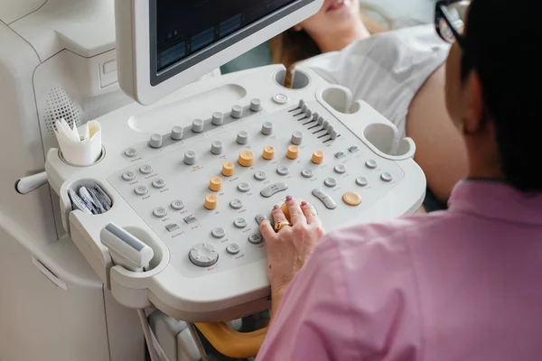 Närbild Ultraljud Anordning Läkarundersökning Gravid Kvinna Läkarundersökning — Stockfoto