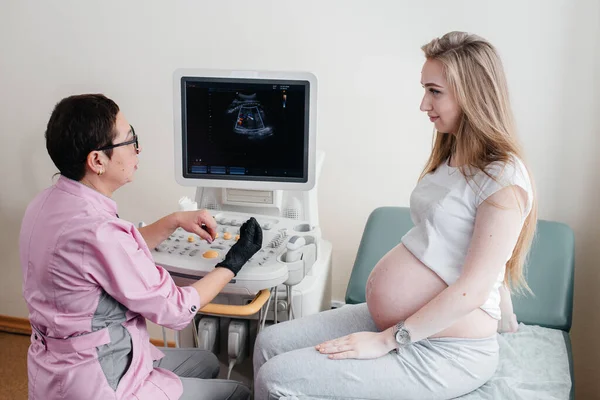 Těhotná Dívka Doporučena Lékařem Ultrazvuku Klinice Lékařské Vyšetření — Stock fotografie