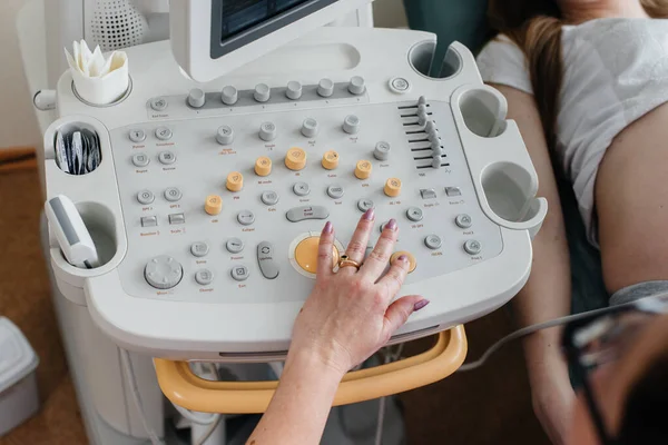 Närbild Ultraljud Anordning Läkarundersökning Gravid Kvinna Läkarundersökning — Stockfoto