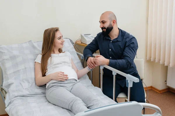 Gravid Flicka Kliniken För Samråd Med Den Blivande Fadern Läkarundersökning — Stockfoto