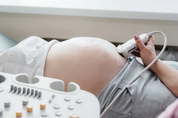 Gravid Flicka Har Ett Ultraljud Buken Kliniken Närbild Läkarundersökning — Stockfoto