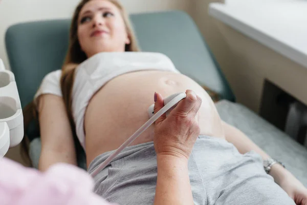 Una Niña Embarazada Está Haciendo Una Ecografía Del Abdomen Clínica — Foto de Stock