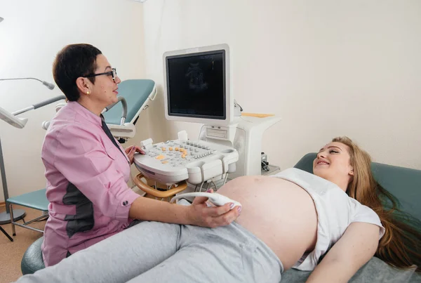 Una Chica Embarazada Recibe Una Ecografía Abdomen Clínica Examen Médico — Foto de Stock