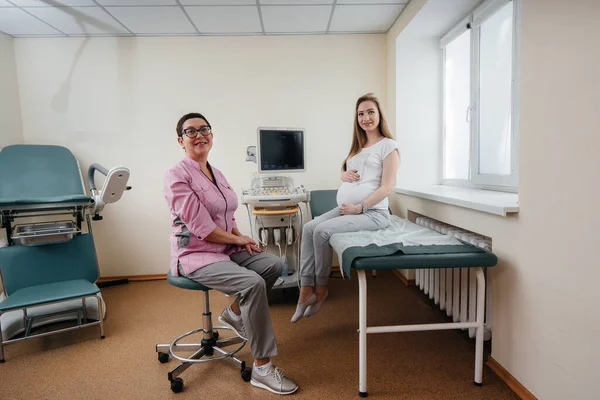 Gravid Flicka Rekommenderas Läkare Efter Ett Ultraljud Kliniken Läkarundersökning — Stockfoto