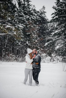 Ormanda karla oynayan çift.