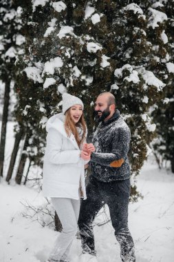 Ormanda karla oynayan çift.