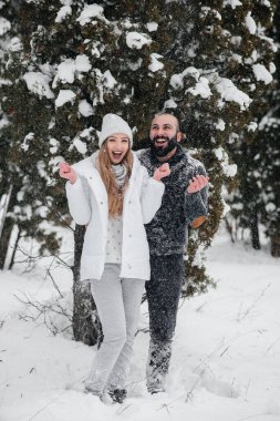 Ormanda karla oynayan çift.