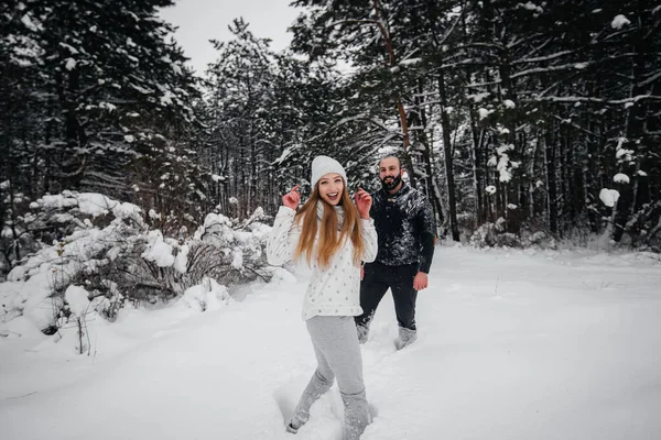 Pár Hrající Sněhem Lese — Stock fotografie