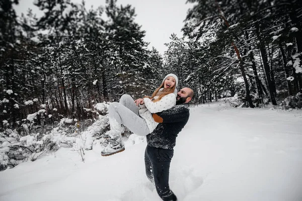 Couple Jouant Avec Neige Dans Forêt — Photo