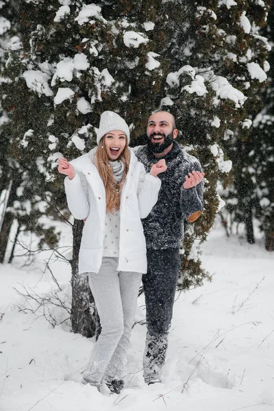 Ormanda karla oynayan çift.