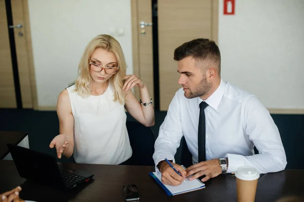 Los Empleados Exitosos Oficina Discuten Nuevos Proyectos Negocios Finanzas — Foto de Stock