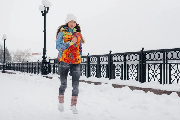 Piękna Młoda Dziewczyna Biegnie Mroźny Śnieżny Dzień Jaki Sport Lubisz — Zdjęcie stockowe