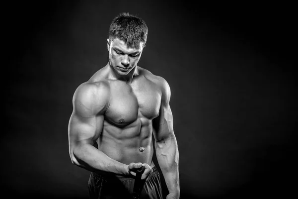 Sexy Jonge Atleet Poseren Een Zwarte Achtergrond Studio Fitness Bodybuilding — Stockfoto