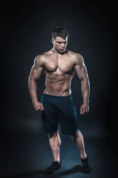 Sexy Junge Sportlerin Posiert Vor Schwarzem Hintergrund Studio Fitness Bodybuilding — Stockfoto