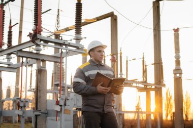 Enerji mühendisi istasyonun ekipmanlarını inceler. Güç mühendisliği. Sanayi