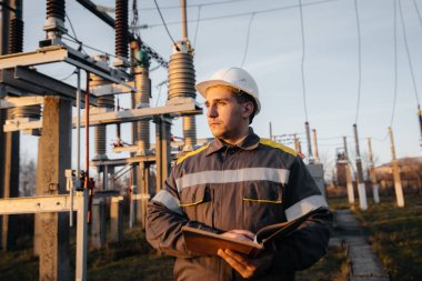 Enerji mühendisi istasyonun ekipmanlarını inceler. Güç mühendisliği. Sanayi