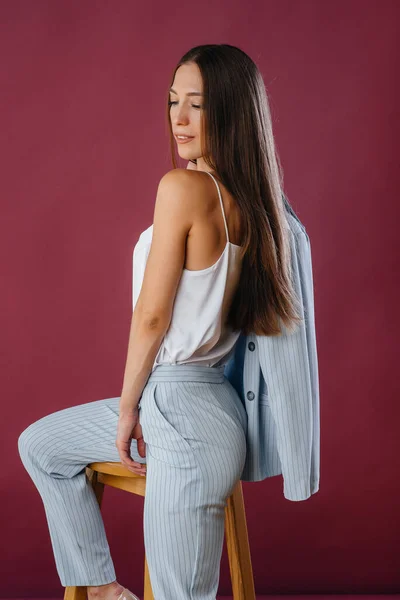 Menina Sexy Bonita Posando Estúdio Uma Cadeira Moda — Fotografia de Stock