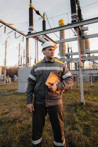 Engenheiro Energia Inspeciona Equipamento Subestação Engenharia Energia Indústria — Fotografia de Stock