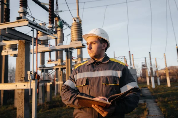 Engenheiro Energia Inspeciona Equipamento Subestação Engenharia Energia Indústria — Fotografia de Stock