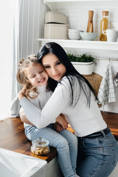 Mãe Filha Cozinham Cozinha Brincam Família Felicidade — Fotografia de Stock